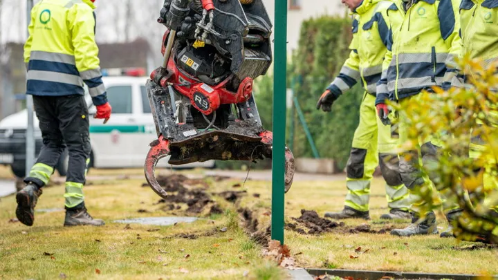 Kauno savivaldybės užsakymu naikinama tvora Vičiūnuose / Kaunas.lt nuotr.