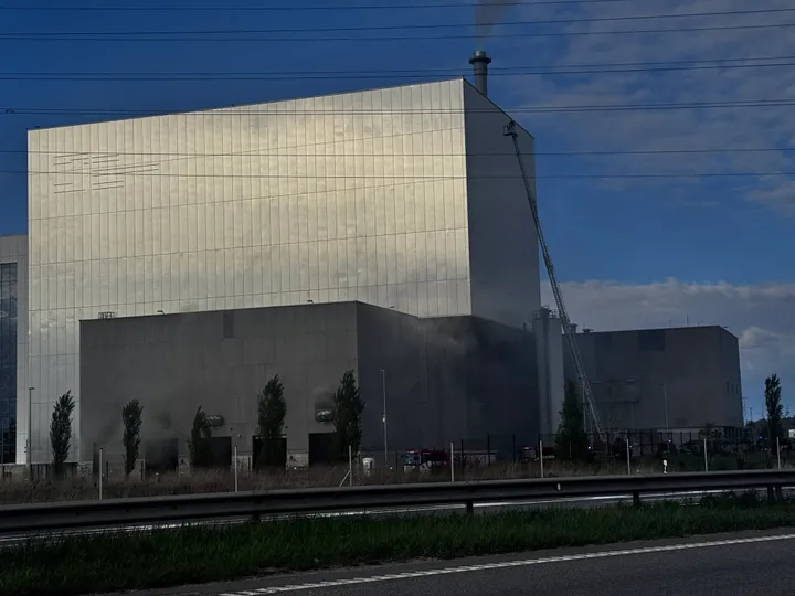 Ant pastato stogo kilo ugniagesiai / Kas vyksta Kaune nuotr.