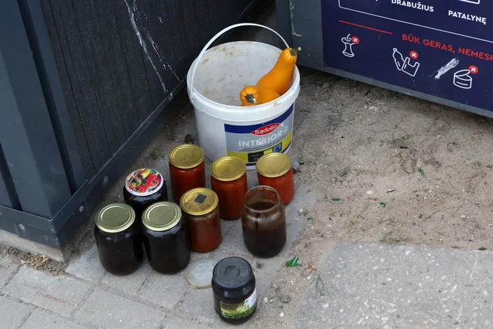 Prie konteinerio palikti stiklainiai / M. Patašiaus nuotr.