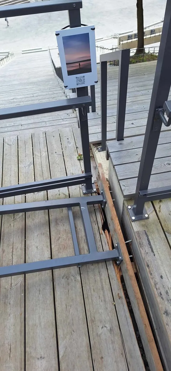 Kauno Dainų slėnyje išvirto metalinis turėklas / Skaitytojo nuotr.