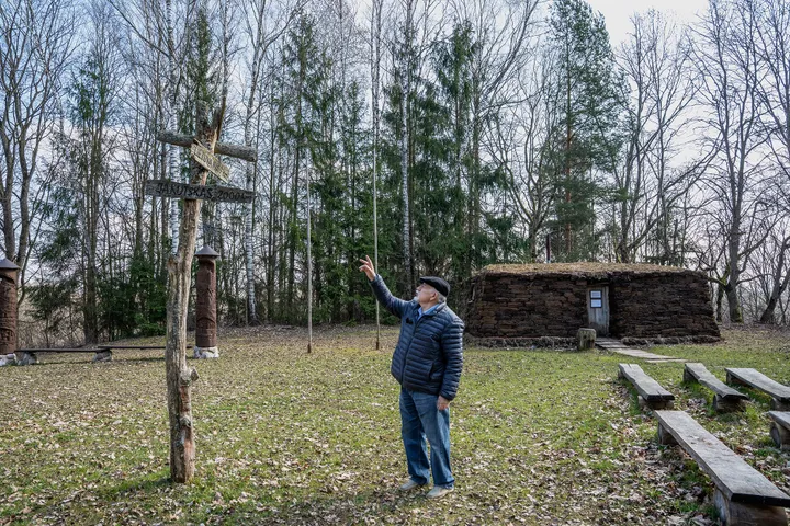 J. Markauskas prie jurtos. Fotografuota Lietuvos etnografijos muziejuje. K. Jurevičiūtės nuotr.