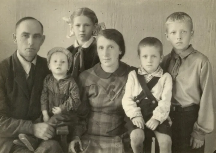 Markauskų šeima Jakutske 1952 m. Jonas antras iš dešinės. J. Markausko asmeninio archyvo nuotr.