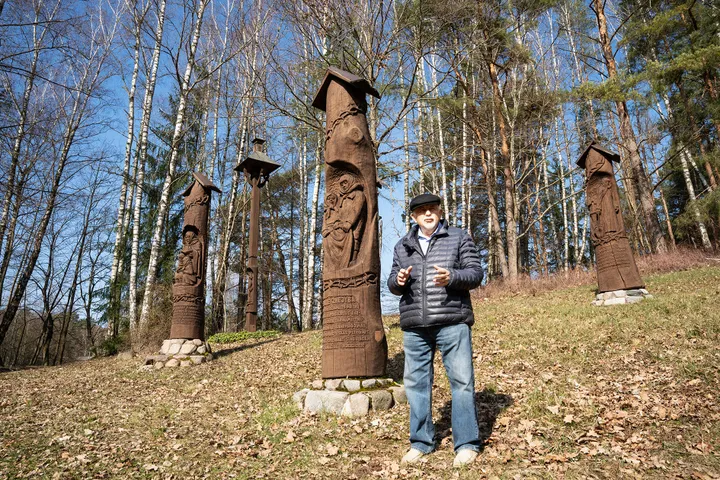 Prie tautodailininko R. Zinkevičiaus skulptūrų. Fotografuota Lietuvos etnografijos muziejuje. K. Jurevičiūtės nuotr.