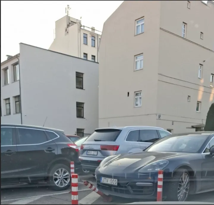 V. Matijošaičio sukeltas eismo įvykis savivaldybės kieme (skaitytojų nuotr.)