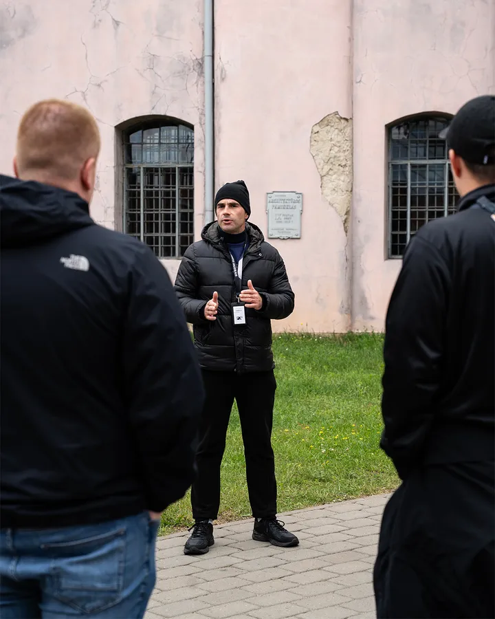8. Ekskursijų vadovas Karolis Sabutis svečiams iš Vokietijos veda ekskursiją. K. Jurevičiūtės nuotr.