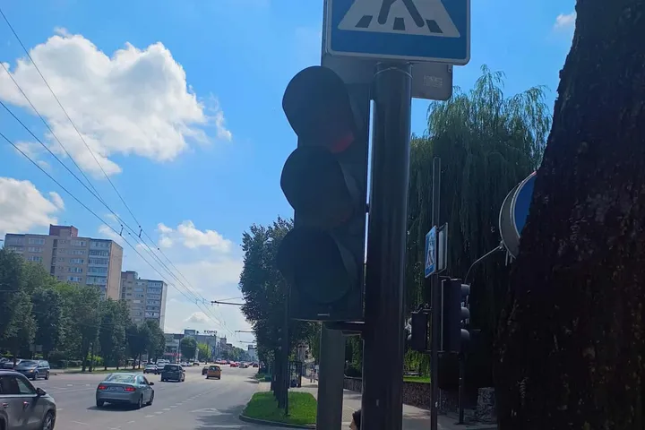 Neveikiantis šviesoforas Savanorių pr. / Skaitytojų nuotr.