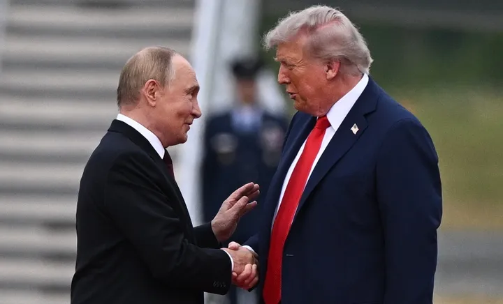 ELTA5721435 Vašingtonas, rugpjūčio 16 d. (ELTA). JAV prezidentas Donaldas Trumpas pareiškė, kad taikos susitarimas dabar neva priklauso nuo Ukrainos prezidento Volodymyro Zelenskio. Nuotr.: JAV prezidentas Donaldas Trumpas (dešinėje) Aliaskoje susit