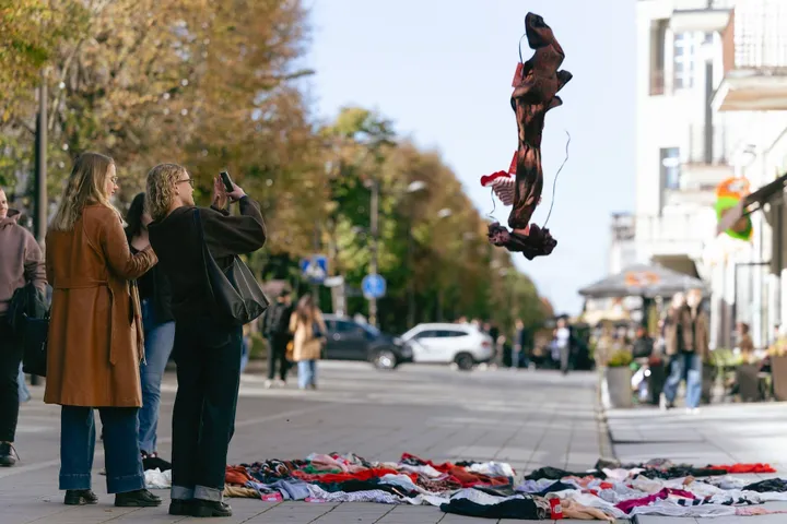 Kauno „Akropolio“ performansas „Išsiskirk su vasaros rūbais“ / Organizatorių nuotr.