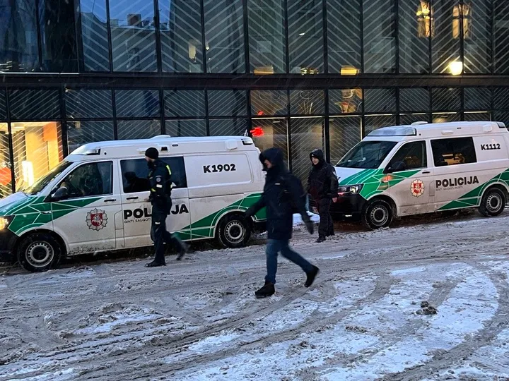 Prie pastato budi policija / N. Povilaitis / Delfi.lt nuotr.
