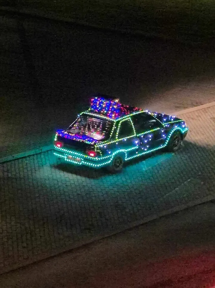 Kalėdoms papuoštas automobilis / skaitytojo nuotr.