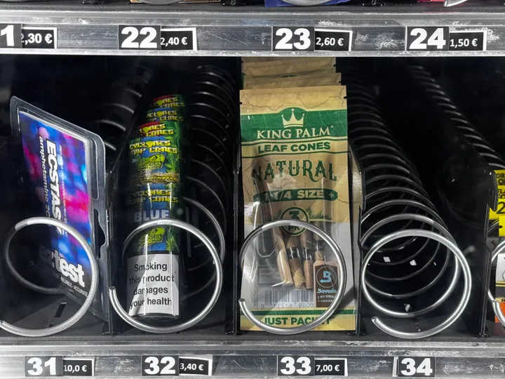 Rūkymui skirtų prekių automatas / „Kas vyksta Kaune“ nuotr.