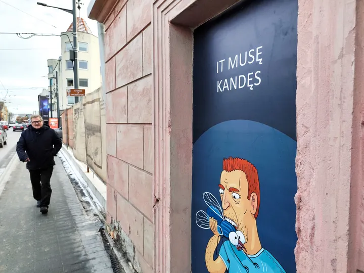 Paroda ant namo