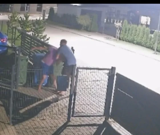 Vaizdo kamerų užfiksuotos grumtynės tarp kaimyno ir sugėrovo / M. Šimėnės nuotr.