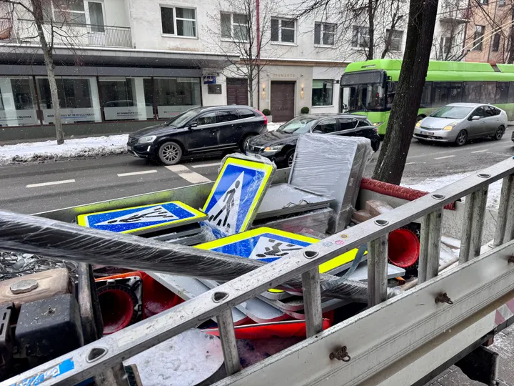 Keičiami kelio ženklai Kęstučio gatvėje / „Kas vyksta Kaune“ nuotr.