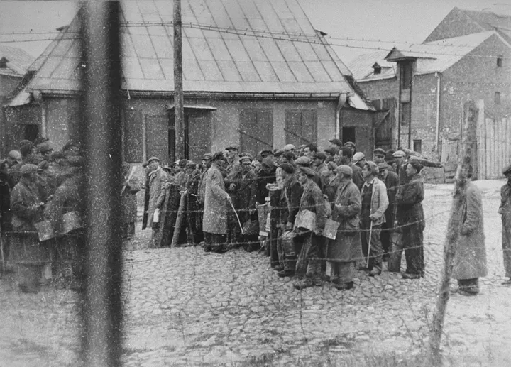 Kalinių grupė laukia prie geto vartų / JAV Holokausto Memorialinio muziejaus fondų nuotr.