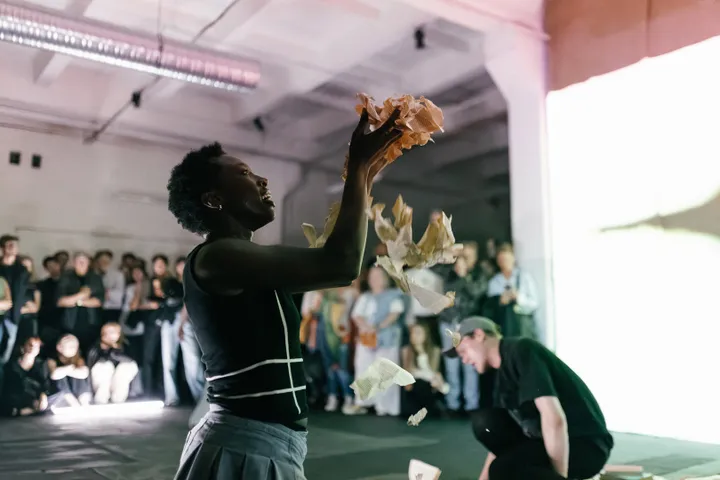 kauno bienale 15 atidarymas pauliaus janusonio performansas grazvydo jovaisos nuotr