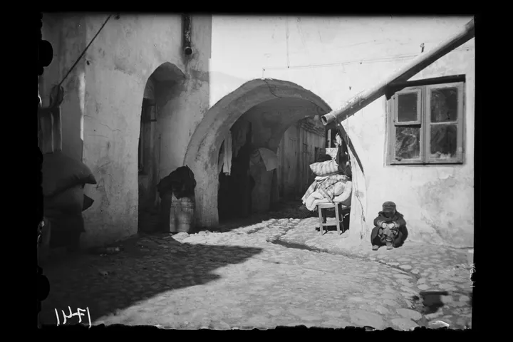 Rotušės aikštės kiemas. XX a. 3 deš. Fotografas Antanas Ingelevičius Lietuvos nacionalinis muziejus, ENeg 1741
