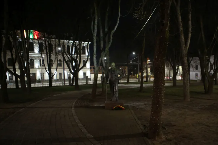 Istorinės Prezidentūros skveras bei skulptūros vakare / M. Patašiaus nuotr.