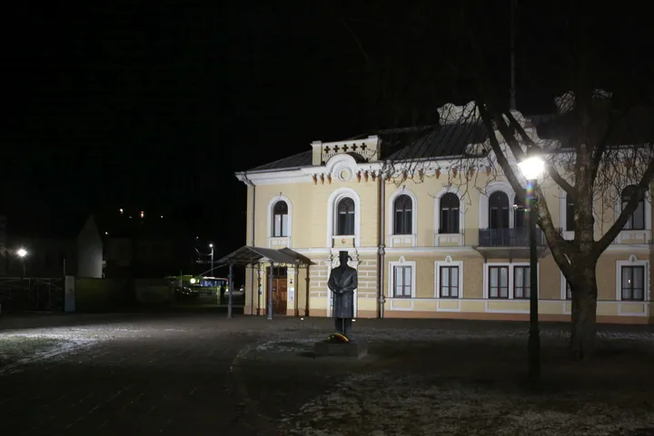 Istorinės Prezidentūros skveras bei skulptūros vakare / M. Patašiaus nuotr.