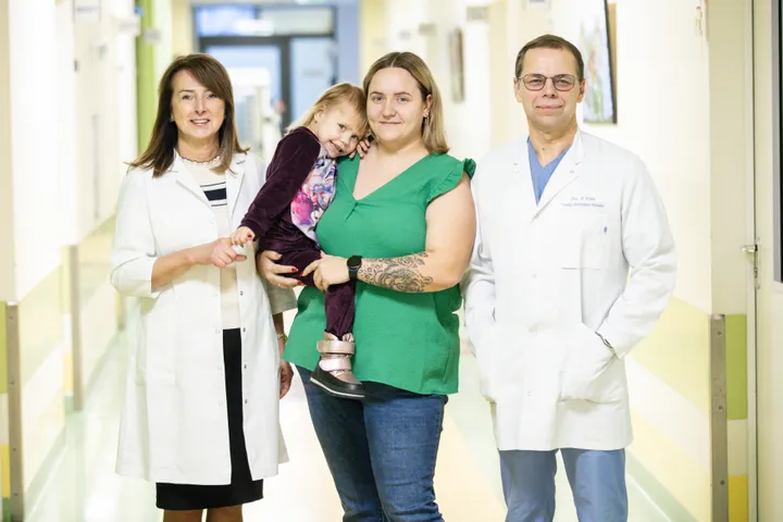 dr. D. Dobilienė, doc. A. Kilda su Guste ir mama / Kauno klinikų nuotr.