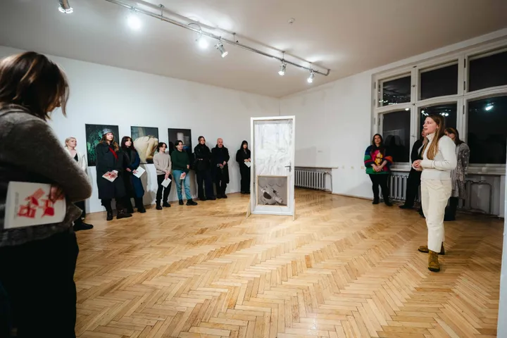 Grupinė menininkų paroda „Vakar, šiandien ir rytoj“ Kauno menininkų namų galerijoje / V. Mantrimo nuotr.&nbsp;