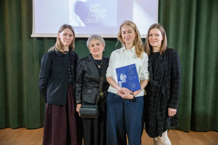 Knygos „Šviesa pro stiklo lubas: Magdalena Avietėnaitė (1892–1984) – tarpukario valstybės įvaizdžio kūrėja“ rengėjos: M. Avietėnaitės palikimo tyrinėtoja Laimutė Baltakojė, knygos sudarytojos ir tekstų autorės Violeta Karmalavičienė bei Kristina Stankaitė ir dizainerė Julija Tolvaišytė-Leonavičienė / Nacionalinio M. K. Čiurlionio dailės muziejaus nuotr.