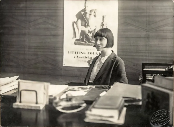 M. Avietėnaitė savo darbo kabinete Užsienio reikalų ministerijos Spaudos biure Kaune, 1931 m. / Nacionalinio M. K. Čiurlionio dailės muziejaus archyvas&nbsp;