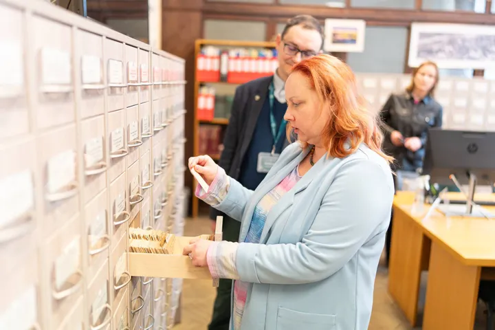 Bibliografė S. Grabauskienė tikrina kartotekos turinį, šalia jos – kolega dr. M. Balkus / R. Tenio nuotr.