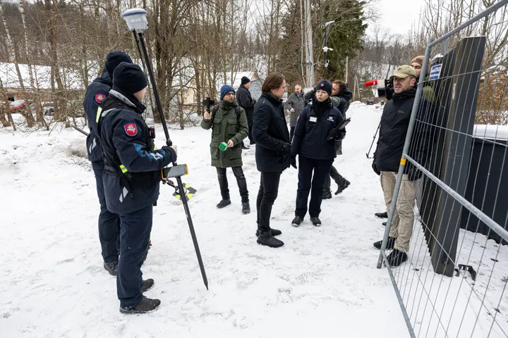 Statybos inspektoriai atvyko prie Gitano Nausėdos namų atlikti patikrinimo dėl tvoros / BNS nuotr.