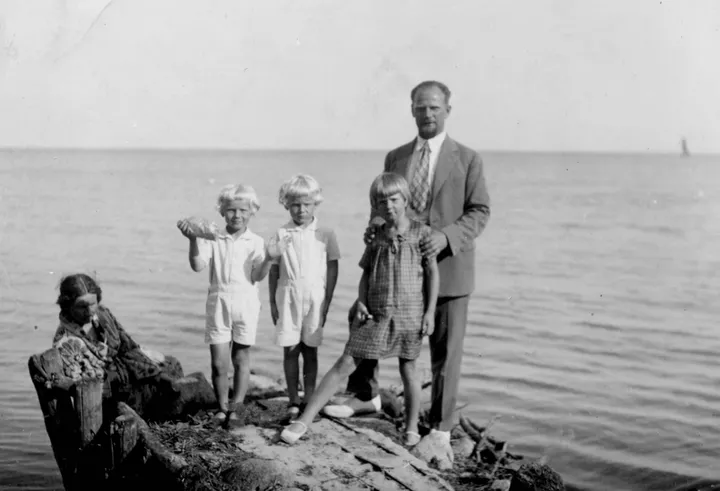 U. Nasvytytė Nidoje su broliais 1933 m. / Asmeninio archyvo nuotr.