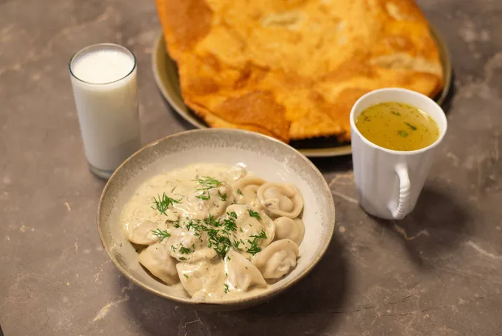 Čeburekai, koldūnai, sultinys, airanas