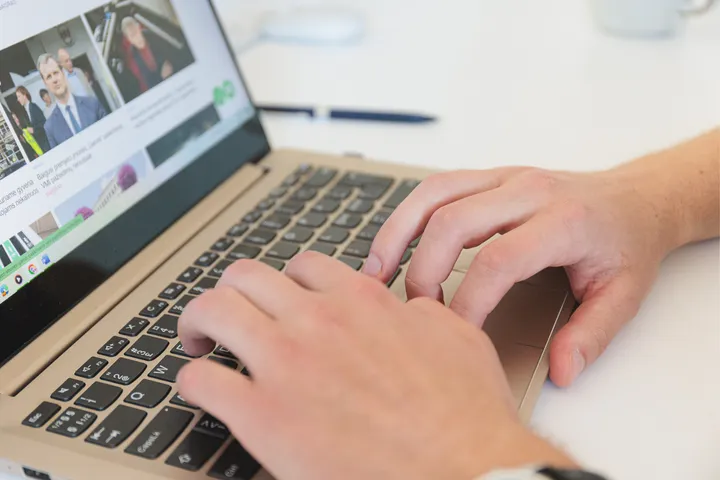 Kompiuteris, mobilus telefonas, sukčius, pinigai / R. Tenio nuotr.