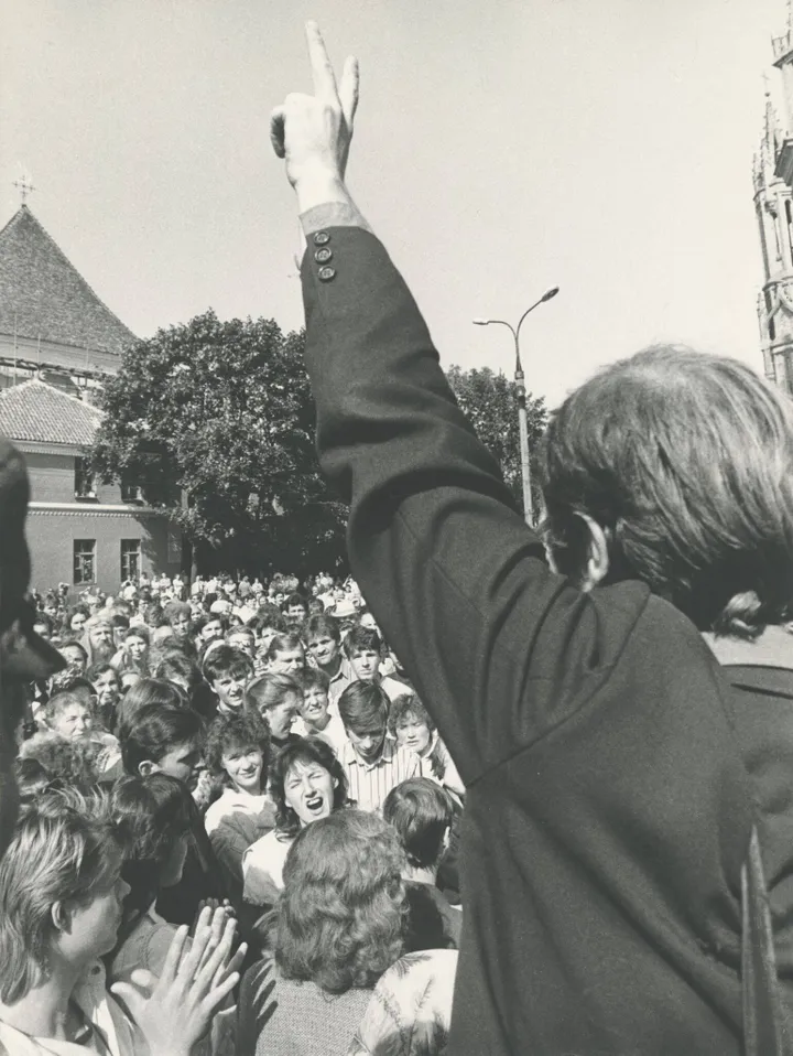 Laisvės lygos mitingas Vilniuje prie A. Mickevičiaus paminklo. Iš ciklo „Sąjūdis“ (©Lietuvos fotomenininkų sąjunga, autorius M. Baranauskas, panaudojimo teisės CCBYNCND)
