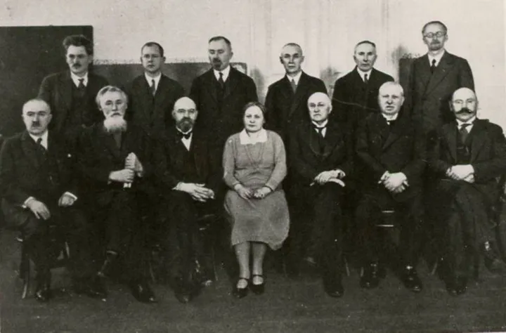 VDU Medicinos fakulteto profesoriai 1930 m. Sėdi iš kairės: prof. Eber Landau, prof. Petras Raudonikis, prof. Kazimieras Buinevičius, prof. Vanda Tumėnienė, prof. Jurgis Karuža, prof. Juozas Bagdonas, dekanas prof. Vladas Lašas. Stovi iš kairės prof. Jurgis Žilinskas, prof. Juozas Blažys, prof. Pranas Mažylis, prof. Petras Avižonis, prof. Antanas Jurgeliūnas, prof. Emilis Vinteleris. / LSMU archyvo nuotr.