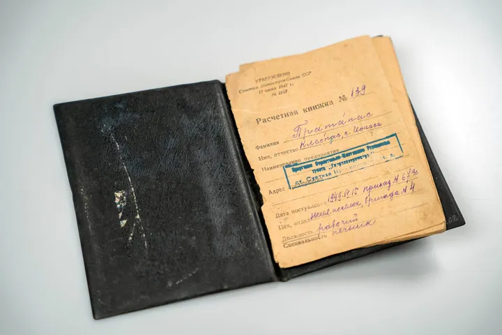 Muziejui perduota darbo knygelė. Kauno IX forto muziejaus rinkiniai (KDFM 37156). Karolinos Vilkelienės nuotr.