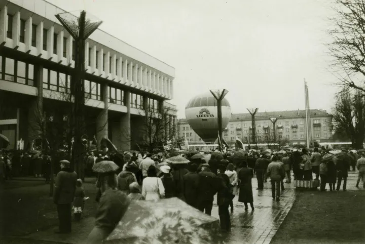 Nepriklausomybės aikštė po 1990 m. kovo 11 d. (©Lietuvos nacionalinis muziejus, autorius nežinomas, panaudojimo teisės CCBYNCND)