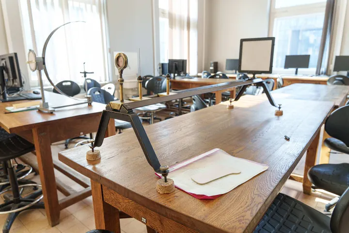 Ąžuoliniai tarpukario stalai laboratorijoje / R. Tenio nuotr.