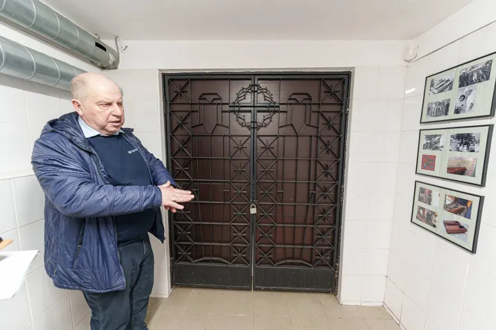 Doc. dr. T. A. Mekas šalia angos, kurioje buvo užmūryti lakūnų S. Dariaus ir S. Girėno palaikai / R. Tenio nuotr.