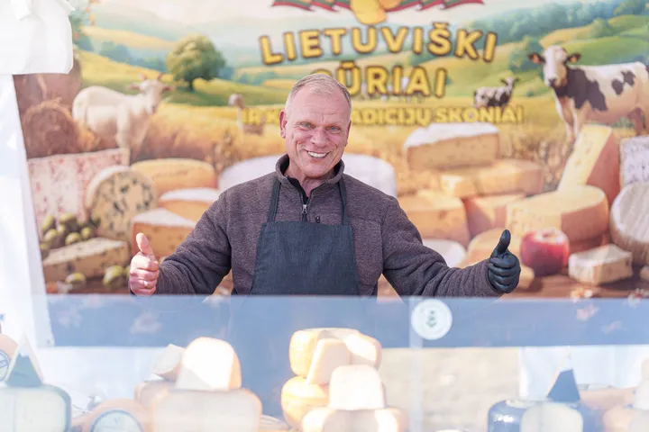 Kaziuko mugėje sūriu prekiauja Vilius Miškinas iš Biržų / R. Tenio nuotr.