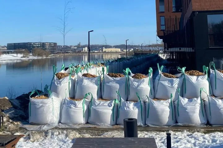 Prabangus namų kvartalas ruošiasi potvyniui / Skaitytojų nuotr.
