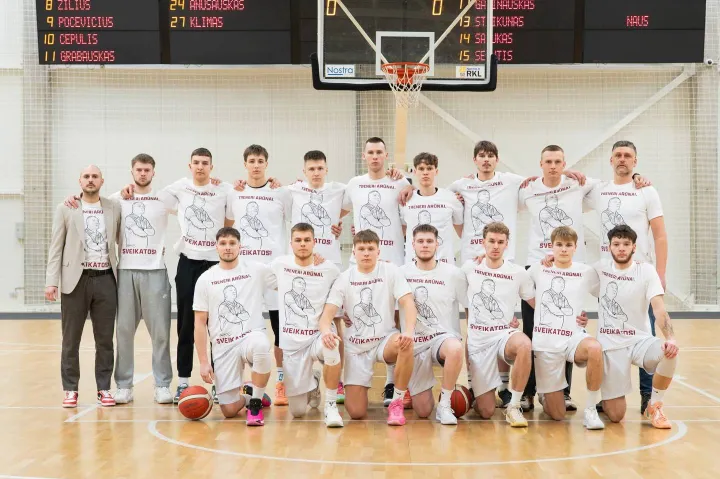 Arūno Juknevičiaus treniruojami krepšininkai siuntė sergančiam treneriui palaikymo žinutę vilkėdami specialius marškinėlius / VDU nuotr.