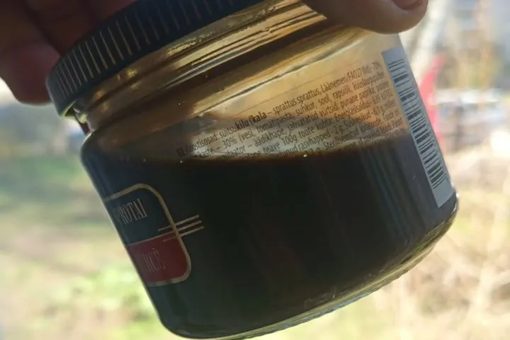 Juoda masė, gyventojo aptikta prie šulinio / Skaitytojų nuotr.