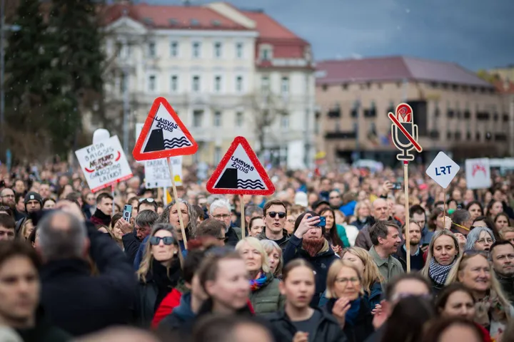 Protestas „Šalin rankas“ Katedros aikštėje