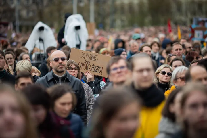 Protestas „Šalin rankas“ Katedros aikštėje