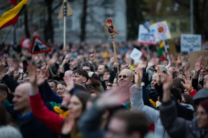 Protestas „Šalin rankas“ Katedros aikštėje