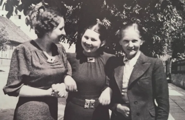Su draugėmis Kaune: S. Brazauskaitė (?), A. Dirsytė ir O. Frančikaitė (?) / Nuotr. iš D. Gervytės knygos „Adutė”