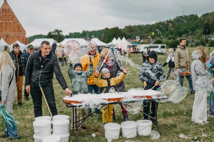 Tarptautinis aitvarų festivalis „Tarp žemės ir dangaus“ / Organizatorių nuotr.