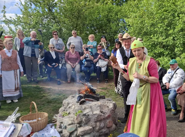 Baltiškų tradicijų puoselėtoja Danutė Jasilionienė dalina duoną / S. Javaitytės nuotr.