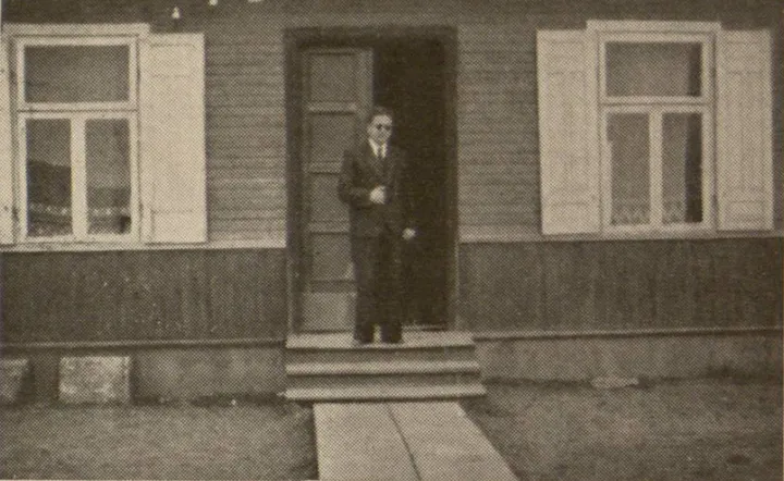 Pranas Daunys prie savo namų, kurie vėliau buvo nugriauti / Nuotrauka iš leidinio „Aklųjų dalia“, 1937 m.