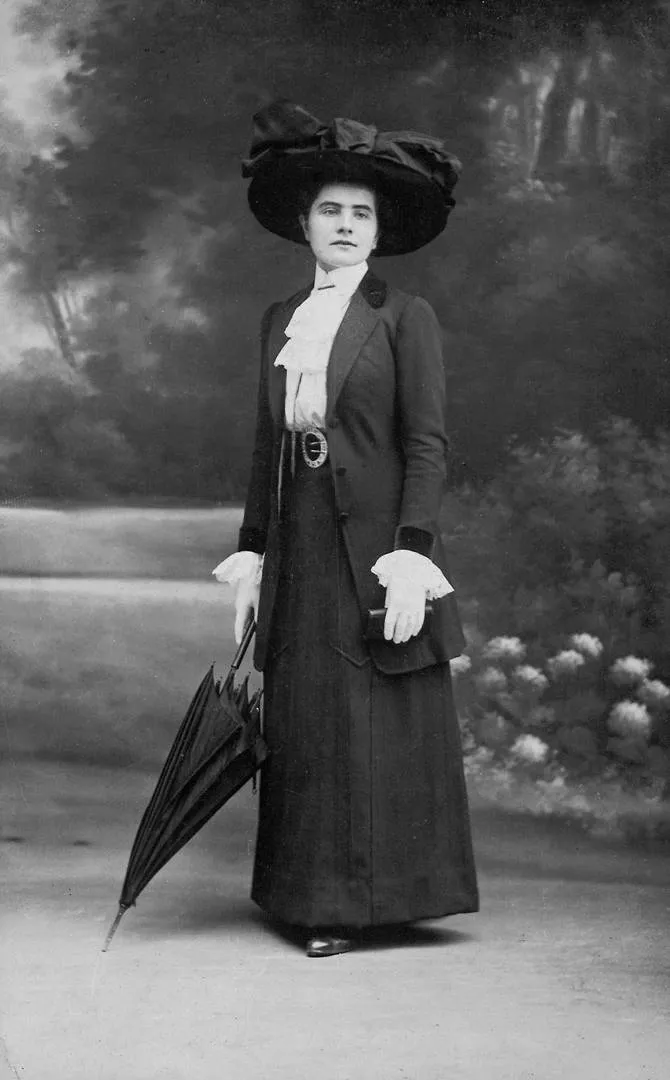 Felicija Savanevičiūtė Kanuose. Atvirlaiškis, išsiųstas seseriai Jadvygai į Lyduokius. Nežinomas fotografas, 1912 m.